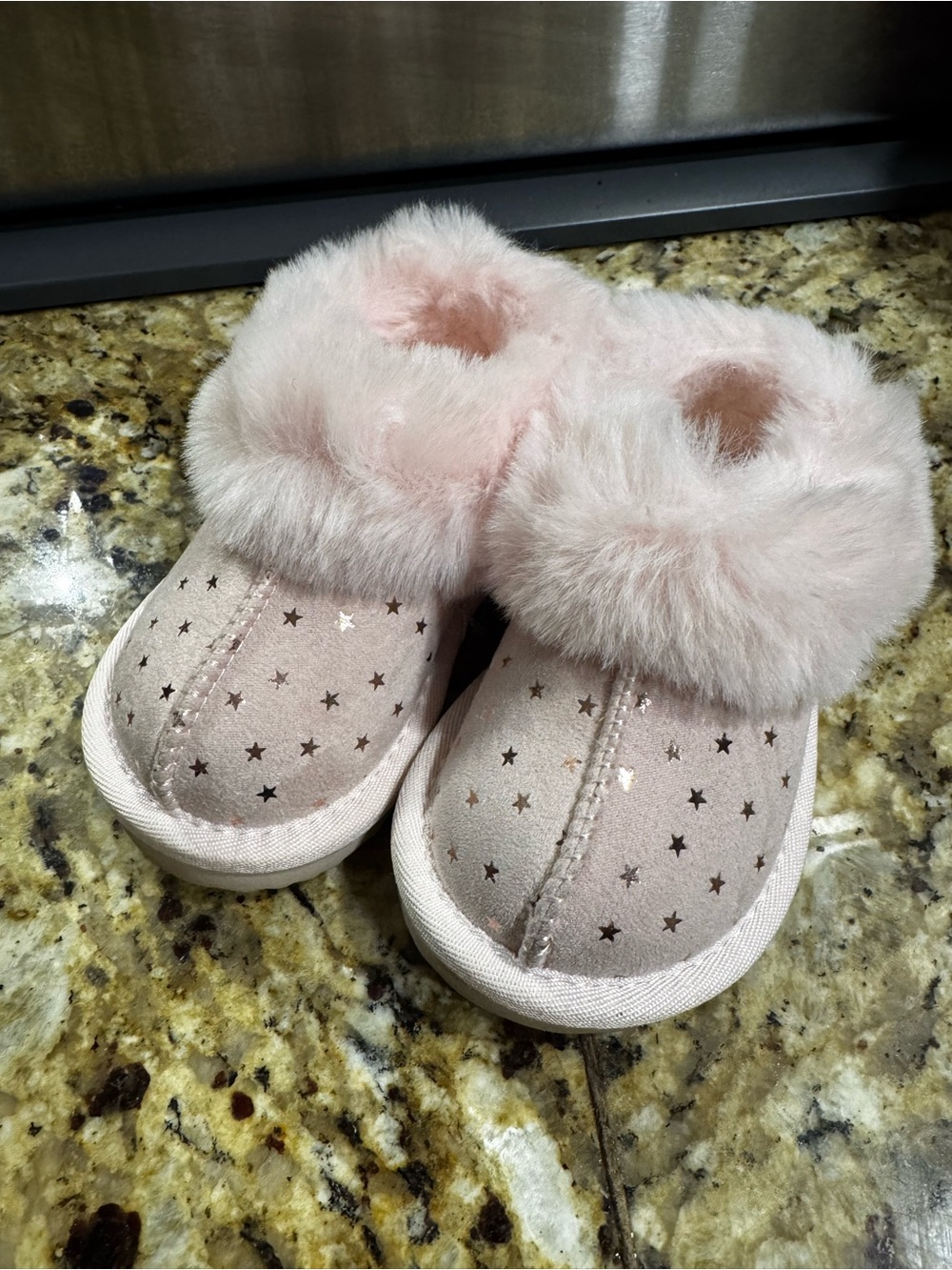 Pink Fuzzy Star-Print Slippers / Toddler Size 6